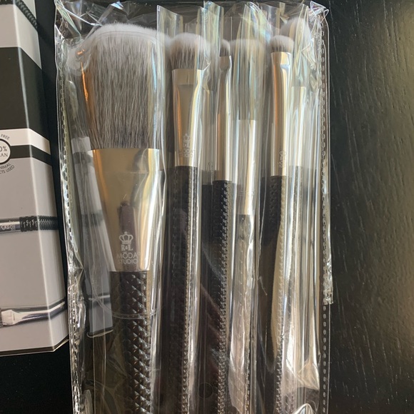 MODA Studio 8pc Pro Glam Set - Picture 3 of 5